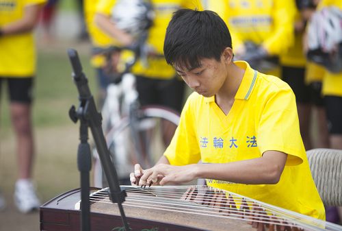 图1:2015年5月31日,美国华裔少年蔡博容在“骑向自由”起点洛杉矶的新闻发布会上演奏古筝《凤鸣九霄》。