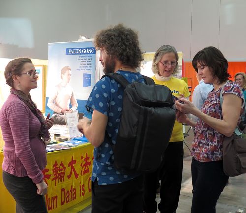 图1-3:法轮功学员应邀在挪威健康博览会,让许多参观者了解到法轮大法。