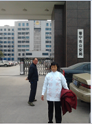 江汉泉的妻子去年曾到当地公安局、检察院、政法委等部门,要求相关部门释放其忠厚善良的丈夫,但每次都被门卫挡在门外,告诉她:领导不在!(图)