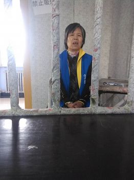 刘亚兰门牙掉了一个,家人说被绑架之前完好无损