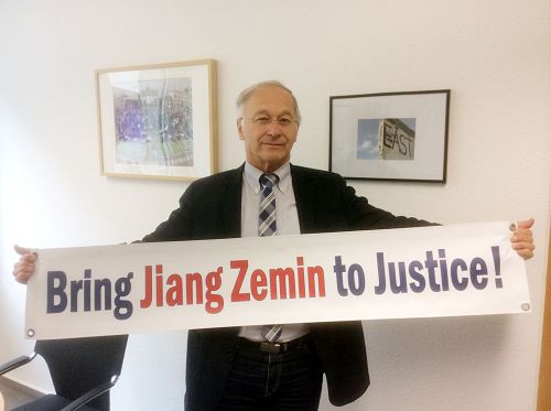 德国联邦议会议员马丁• 帕策尔特 (Martin Patzelt) 手举“法办江泽民!”的横幅