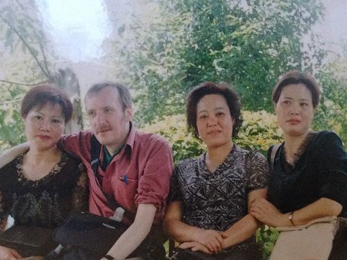 图:左起:魏再群和她的丈夫,以及她的姐妹