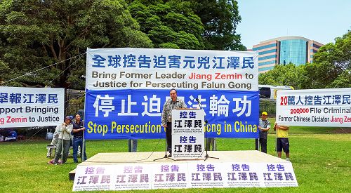图2:市议员、律师詹姆斯·肖(James Shaw,Parramatta City Council Councillor)在集会上发言