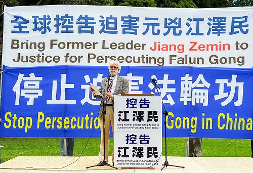 图4:人权活动家鲍勃·维尼康博(Bob Vinnicombe)先生在发言中表示:希望今天的集会为受中共迫害者讨还公道