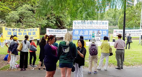 图5:过路民众驻足了解法轮功真相、签名支持反迫害