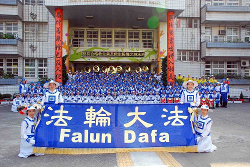 图1:天国乐团成员们向师父李洪志先生提前拜年