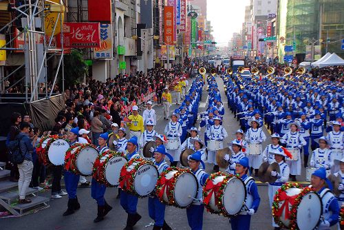 图3-4:天国乐团经过,嘉义市民欢欣鼓舞