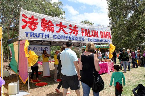 图1:墨尔本法轮功学员参加社区节庆,传播大法的美好以及告诉人们迫害真相。