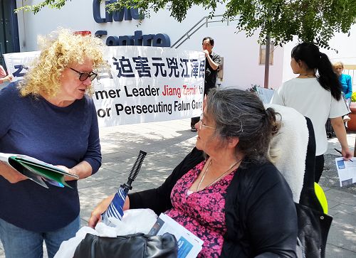 坐在轮椅上的澳洲人柯林斯女士(Nickie Collins)表示:我相信好人终究会成功战胜邪恶!
