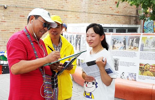 西藏人喇嘛(Lama,左)谴责中共迫害法轮功