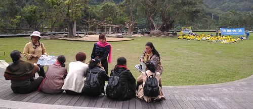 图3:法轮功学员向中国大陆游客讲真相