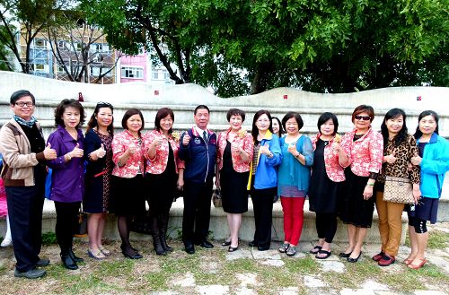 图3:台东兰馨交流协会和台东市长张国洲(左6)参与法轮功学员向李洪志大师拜年活动。