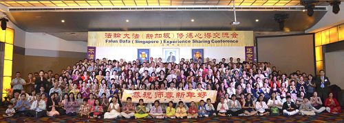 1)新加坡法会结束后,学员们集体合影,在二零一六年即将来临之际,恭祝慈悲伟大的师尊新年快乐。