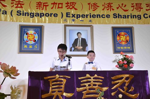 2)法轮大法小弟子在法会上交流心得。