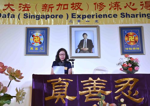 3)法轮功学员在法会上交流心得。