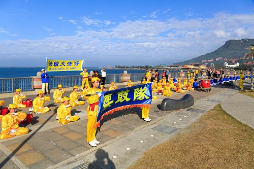 图2:腰鼓队表演,欢迎大陆游客来了解法轮功真相。