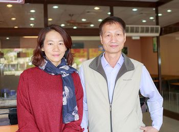 图5:因修炼大法,身心和事业有着天翻地覆的变化,耀鸿感激地说:“这一切都是大法赐予的福报。”