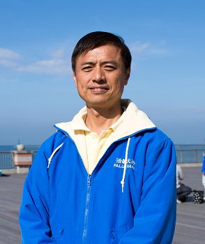图6:任职于保险公司业务经理的晃瑞说:“修炼大法后让我深深受益的是,我以‘真善忍’待友,多政商朋友因此肯定‘法轮大法好’,明白真相。”