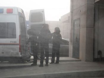 图一:警车刚到法院后门