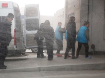 图二:俩位大法弟子(穿红拖鞋)下警车、进法院