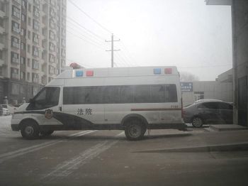 图四:等待的法院警车