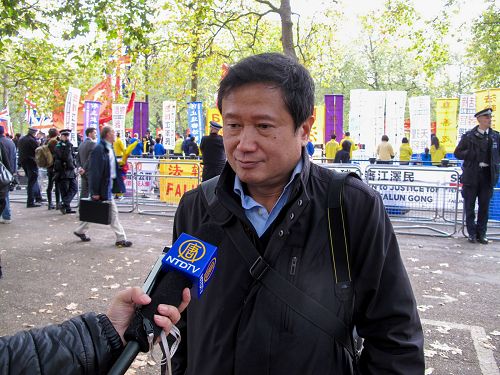 图6:二零一五年十月二十日,旅英华人作家张朴在接受媒体采访。