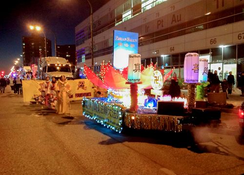 图1-2:温尼伯学员参加圣诞花车游行,展示大法的美好。