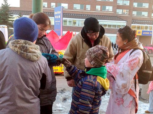 图3:市民在了解法轮功真相。