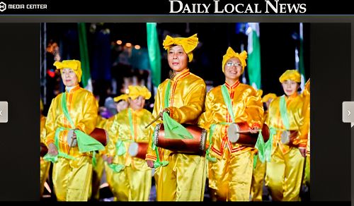 图4:当地报纸“Daily Local News”对西切斯特圣诞游行进行了报道,并在网站上发表了法轮功学员腰鼓队的照片。