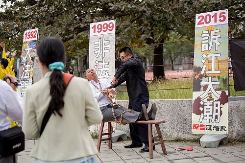 图3:揭露迫害的行动剧吸引民众关注。