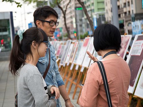 图4:图片展前,民众了解真相,谴责迫害。