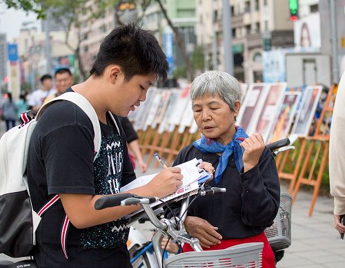 图6-8:民众了解真相,签名联署举报,声援诉江大潮。