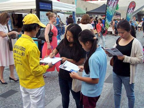图1-4:澳洲布里斯本部分法轮功学员在市中心国王广场传播真相,明白真相的世人,签名支持制止迫害。