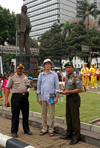 图5:执勤警察和学员合影