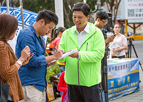 行动剧揭露迫害 高雄民众声援诉江