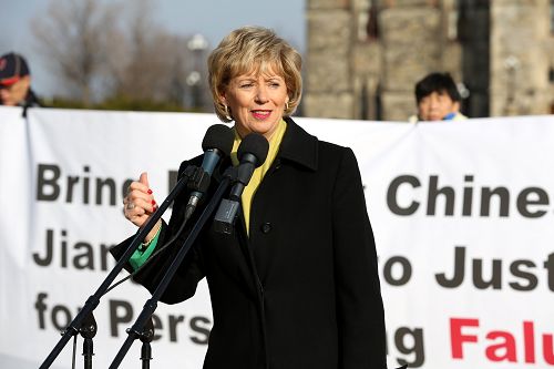 加拿大自由党国会议员朱迪•斯格若(Judy Sgro)在法轮功学员于国会山举行的大型集会上发言