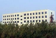 陈德文被迫害致死的地方:葫芦岛市劳动教养院的关押区,共四层楼,第一层楼被高墙与树木遮挡。