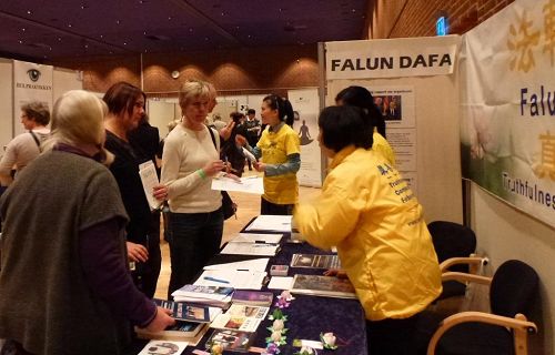 丹麦法轮功学员参加奥登塞市健康博览会,用多种语言讲真相。