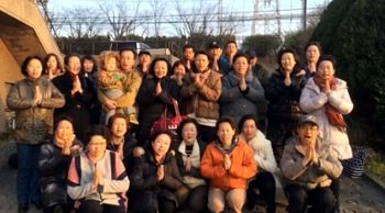 二零一五年二月十五日,日本中部地区部分大法弟子给慈悲伟大的师父拜年!