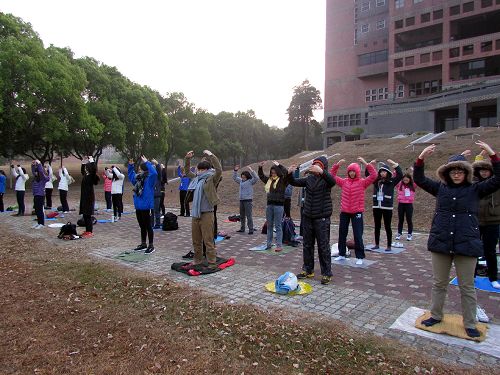 青年学子早起晨炼,正在做法轮大法第二套功法