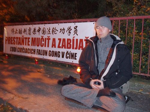 二零零五年十一月三日开始,当地的法轮功学员开始了在中使馆前的静坐。