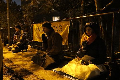 二零一五年二月十九日,法轮功学员依旧在中使馆前静坐。