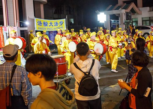 法轮功腰鼓队表演,吸引了很多民众和大陆游客驻足观赏、拍照,也有不少大陆游客明白了法轮功真相声明三退。