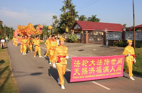 大年初四上午,法轮功学员来到雪兰莪州双文丹新村举行了第二场新年游行。