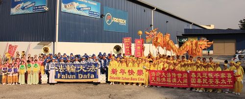 法轮功学员在新年游行圆满结束后,向慈悲伟大的师尊拜年。