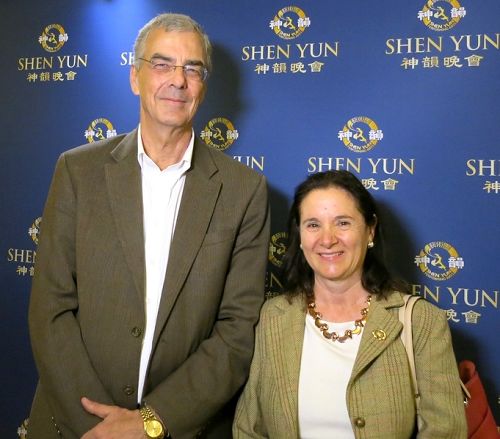 图:圣地亚哥州立大学帝王谷分校校长David Pearson和太太