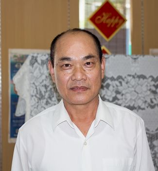 邱世昱在一次晨跑时,奇遇一位正在炼功的法轮功学员身上发出很高、很亮的金色光芒而走入大法修炼。