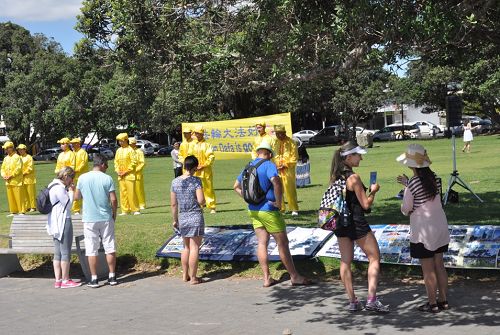 祥和的场面吸引许多游客驻足观看,了解真相。