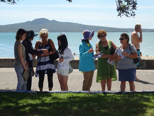 祥和的场面吸引许多游客驻足观看,了解真相。