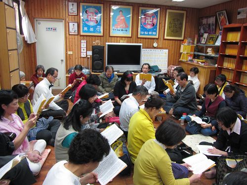图:台北学员利用新年五天假期,集体学法交流,比学比修,共同精進。无论新老学员都觉得收获良多。